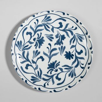 Plato llano de cerámica blanca con flores azules