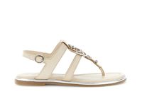 sandalias tipo chanclas de piel laminada con accesorio joya beige