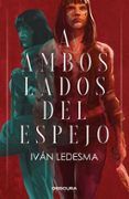 a ambos lados del espejo