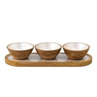 set de aperitivos de 3 cuencos blancos sobre bandeja blanca de madera