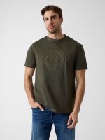camiseta con logo bordado