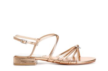 sandalias con doble cruce efecto laminado con accesorio fishing