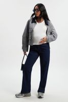 vaqueros premama rectos sobre la barriga azul
