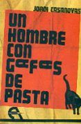 un hombre con gafas de pasta