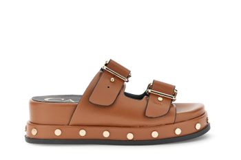 sandalias estilo monk con tachuelas en piel efecto becerro tan
