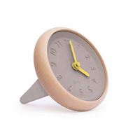 reloj de mesa en madera y hormigon agujas amarillas