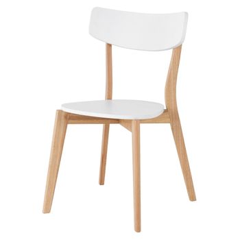Silla nórdica con patas de roble blanca.