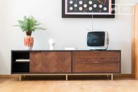 muebles de tv de madera oscura con puertas deslizantes y 2 cajones