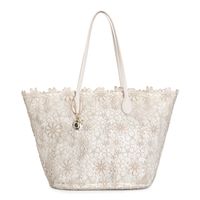 bolso shopping de encaje con charm de metal sand