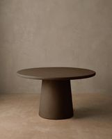 mesa de comedor redonda de microcemento tono marron 120x75cm