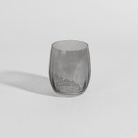 vaso de vidrio gris
