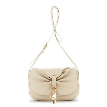 bolso de hombro con solapa efecto piel martillada y charm con logo sand