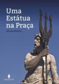 uma estatua na praca