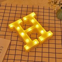 letra led h iluminada con luz blanca calida altura 22cm funcionamiento a pilas 2aa