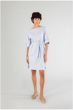 vestido con escote barco y fajin light blue striped m