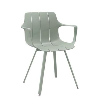 Silla moderna en polipropileno color menta con reposabrazos.