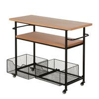 mesa de servicio de madera de abeto con cestas de metal negro sobre ruedas