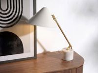 lampara sobremesa acero blancodorado y marmol porcelanico