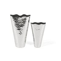 set de dos jarrones fabricados en aluminio con acabado brillante