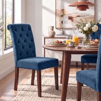 silla con patas de madera y asiento en terciopelo azul