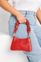 bolso rojo con asa fruncida