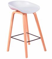 taburete nordico con patas de madera de haya gris claro