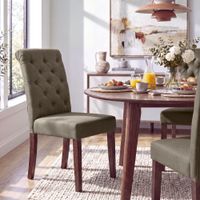 silla con patas de madera y asiento en tela gris topo