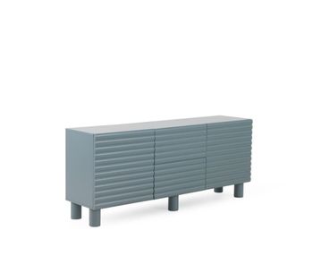 Aparador azul con relieve ondulado en puertas y cajones