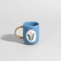 taza de gres azul con flor en relieve