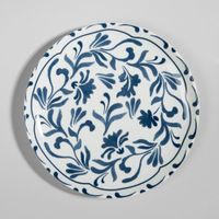 plato llano de ceramica blanca con flores azules