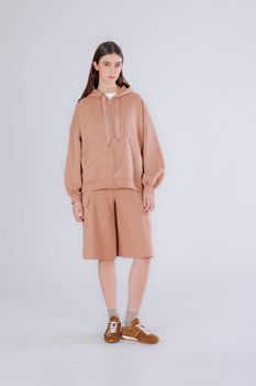 sudadera oversize con aplicaciones de tachuelas caramel s
