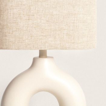 LEDKIA LIGHTING - Lámpara de Mesa Decorativa | Cerámica Beige Artesanal | Pantalla de Tela | Adecuada para Bombillas E27 hasta 40W | Uso Interior, Beige, Cerámica, Tela