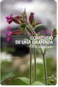 comiendo de una granada