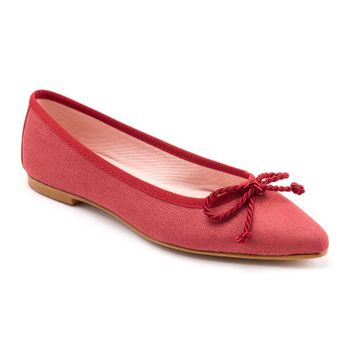 Bailarina con punta alargada, en lino rojo con cordón grueso. Modelo Tena.