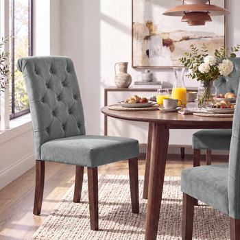 Silla con patas de madera y asiento en terciopelo gris