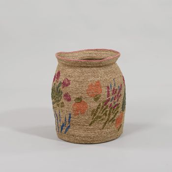 Cesto de junco de mar con flores tricolor