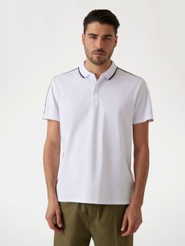 Polo Con Logotipo En Las Bandas