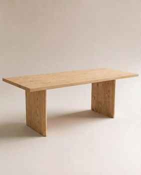 Mesa de comedor de madera maciza en tono medio de 140x75cm
