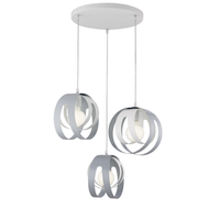 tobias suspension con roseton circular y difusores cortados a laser en hierro lacado blanco y gris con cable electrico orientable 3 luces 133 o55