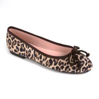bailarina ante leopardo