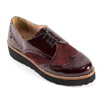 zapato tipo ingles con cordones en serraje y charol burdeos