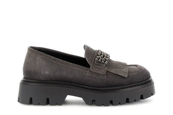 mocasín de mujer con flecos y complemento de ante. asphalt