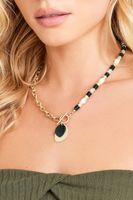 collar dorado con cuentas blancas y negras