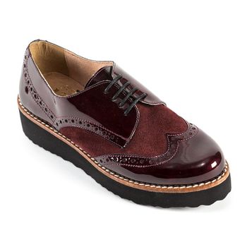 Zapato tipo inglés, con cordones, en serraje y charol burdeos.