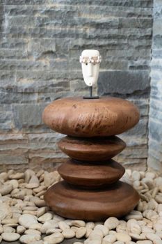 Objeto decorativo de arenisca en marrón 6x5x19 cm
