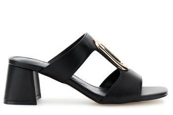 zapatilla con accesorio metálico black