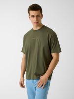 camiseta con logotipo bordado