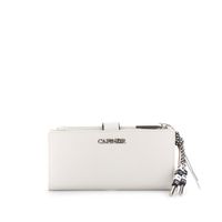cartera con cremallera en imitacion de piel y tirador con charm ivory