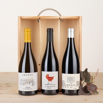 Caja De Madera Con 3 Vinos Tintos Catalanes: Mas Doix Les Crestes, Finca Olivardots Y Gr-5 Senders