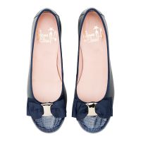 bailarina con tacon en piel lisa azul marino y lazo zapatero puntera en piel tipo boa